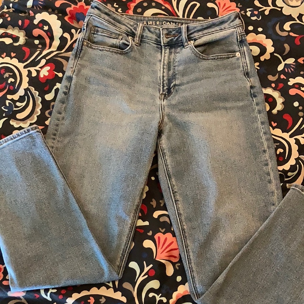 American Eagle Vintage Wash Mom Jeans Cropped High Rise Broken-In Feel